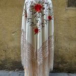 mantón marfil bordado coral