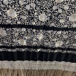 mantón negro bordado blanco