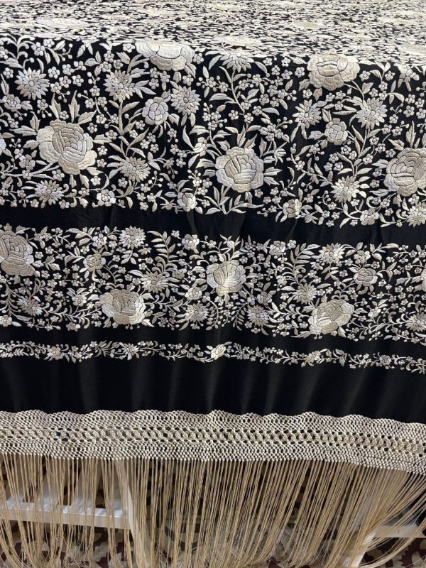 mantón negro bordado blanco