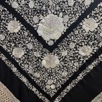 mantón negro bordado blanco