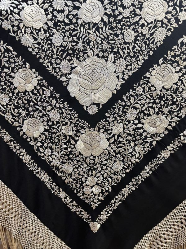 mantón negro bordado blanco