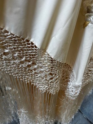 mantón marfil bordado coral