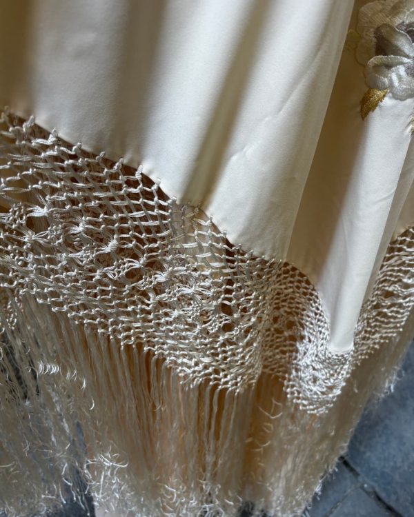 mantón marfil bordado coral