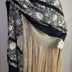 mantón negro bordado blanco