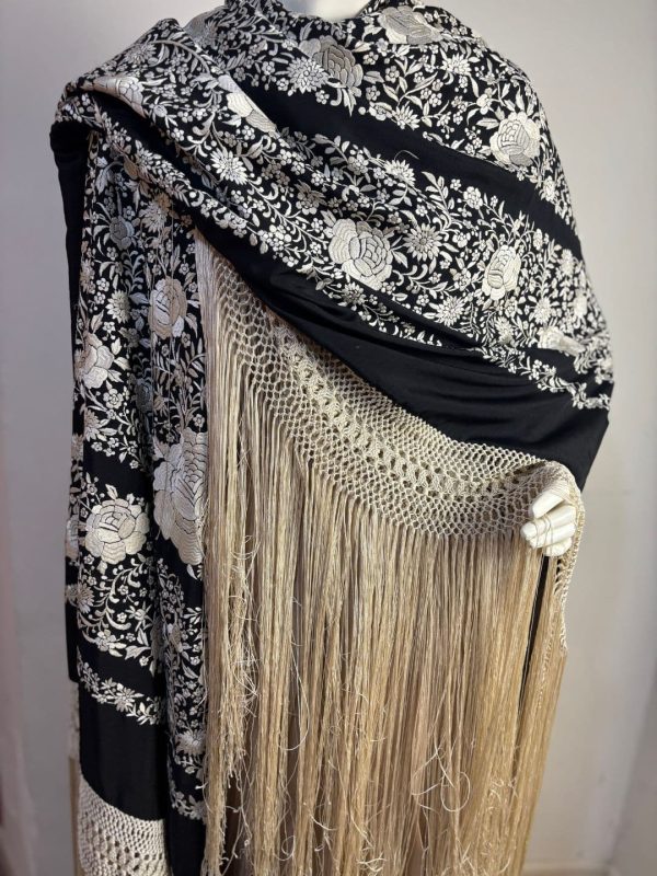 mantón negro bordado blanco