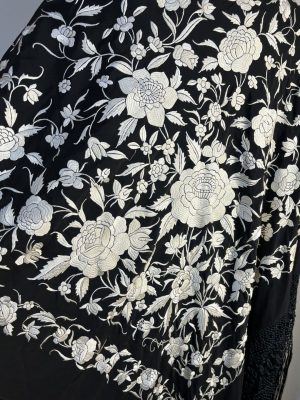 mantón negro bordado blanco