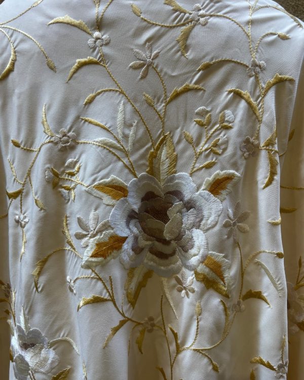 mantón bordado marfil bordado beige