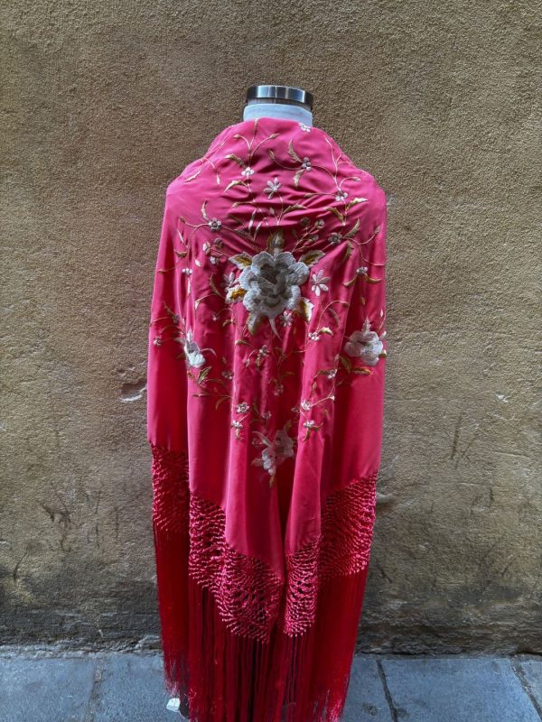 mantón coral bordado blanco y gris