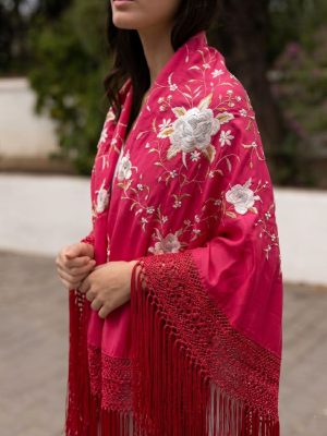 mantón coral bordado blanco y gris