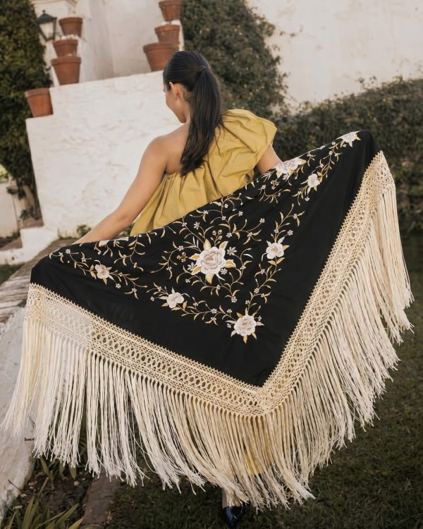 Mantón bordado negro y marfil