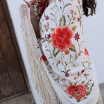 mantón marfil bordado coral