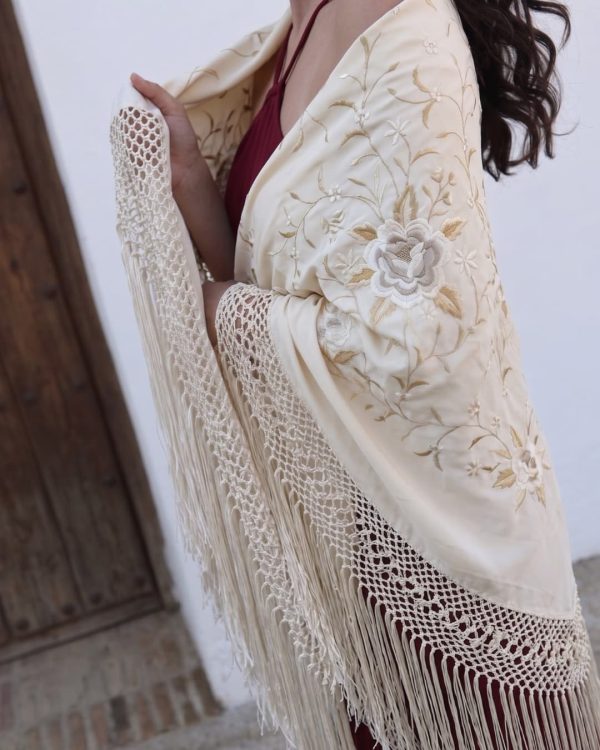mantón bordado marfil bordado beige