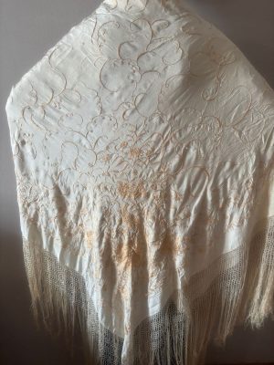 mantón antiguo isabelino marfil bordado oro