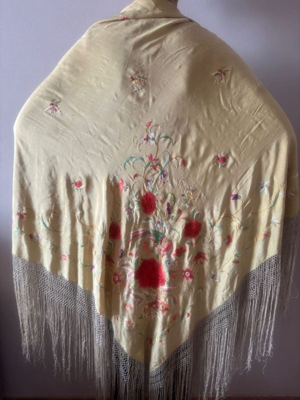 manton antiguo color marfil y flores rojas con pájaro