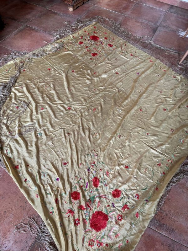 manton antiguo color marfil y flores rojas con pájaro