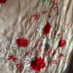 manton antiguo color marfil y flores rojas con pájaro