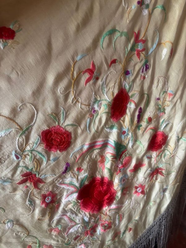 manton antiguo color marfil y flores rojas con pájaro