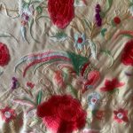 manton antiguo color marfil y flores rojas con pájaro