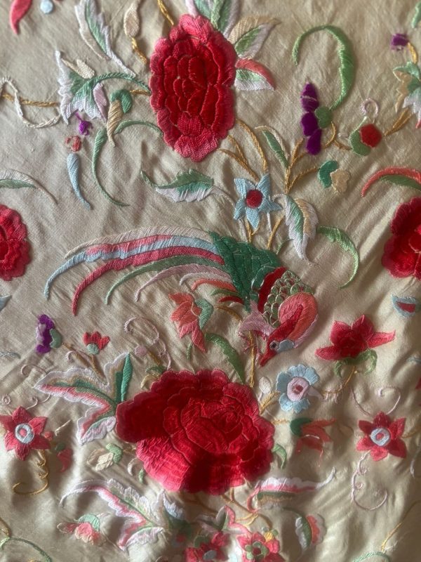 manton antiguo color marfil y flores rojas con pájaro