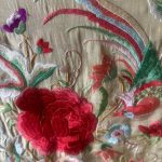 manton antiguo color marfil y flores rojas con pájaro