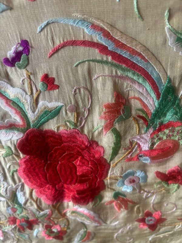 manton antiguo color marfil y flores rojas con pájaro