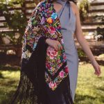 manton vintage negro con flores