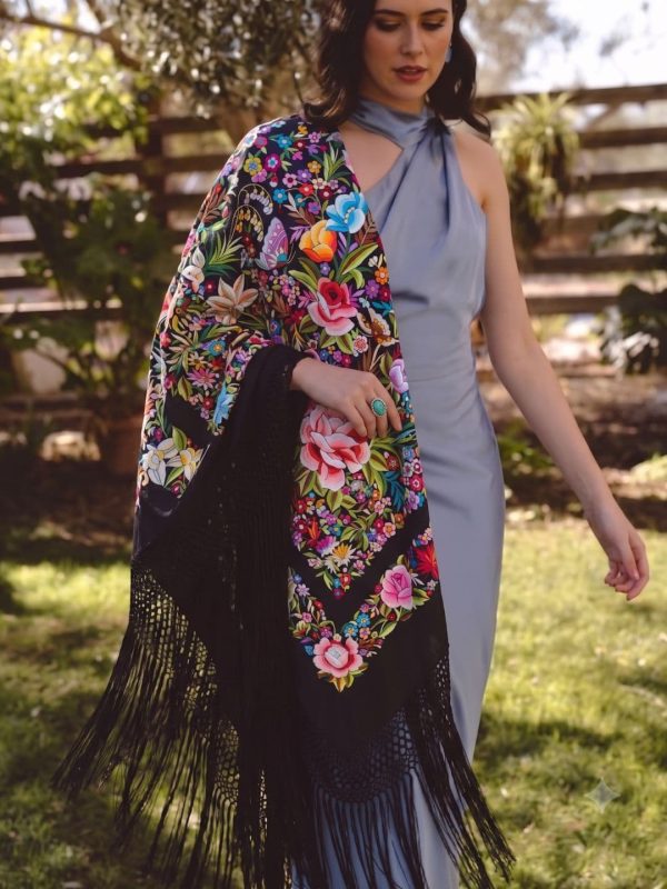 manton vintage negro con flores