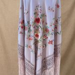 manton seda vintage color rosa bebe y bordado multicolor