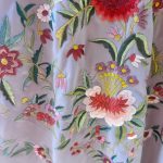manton seda vintage color rosa bebe y bordado multicolor