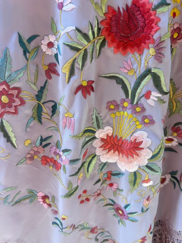manton seda vintage color rosa bebe y bordado multicolor