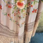 manton seda vintage color rosa bebe y bordado multicolor