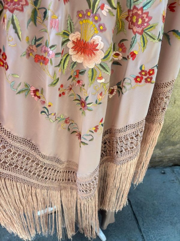 manton seda vintage color rosa bebe y bordado multicolor