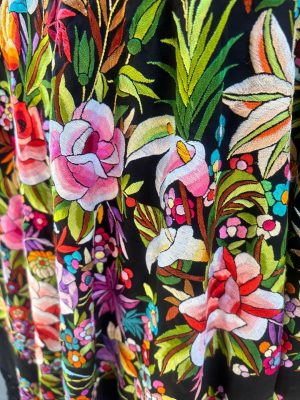 manton vintage negro con flores