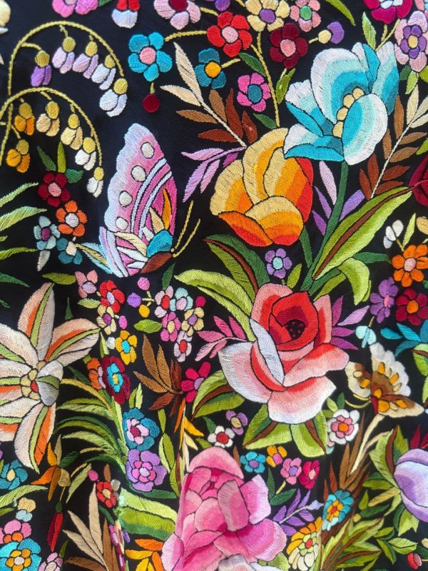 manton vintage negro con flores