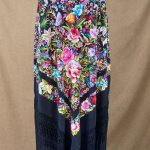 manton vintage negro con flores
