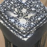 manton vintage negro y beige