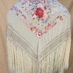 manton marfil bordado multicolor