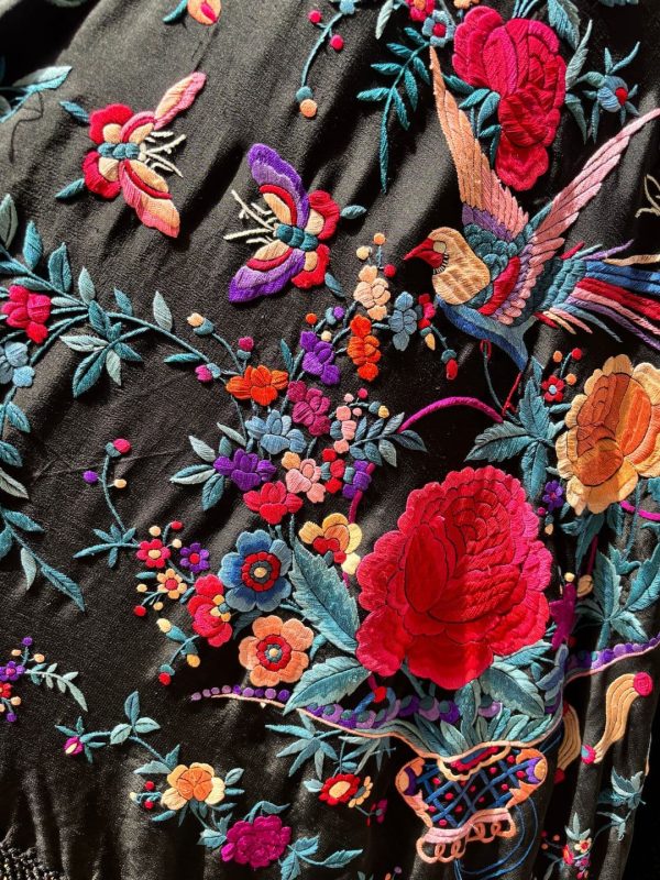 mantón antiguo negro con rosas