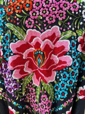 manton seda bordado negro con tulipan multicolor