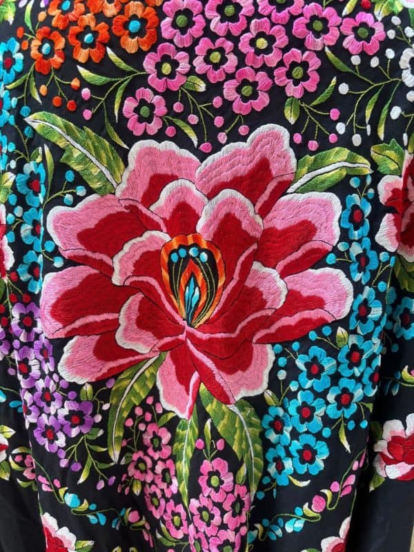 manton seda bordado negro con tulipan multicolor