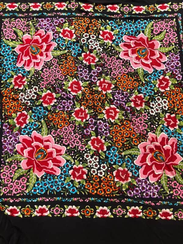 manton seda bordado negro con tulipan multicolor