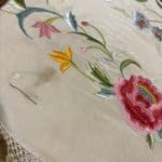 mantón beige con flores