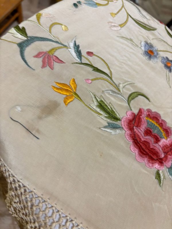 mantón beige con flores