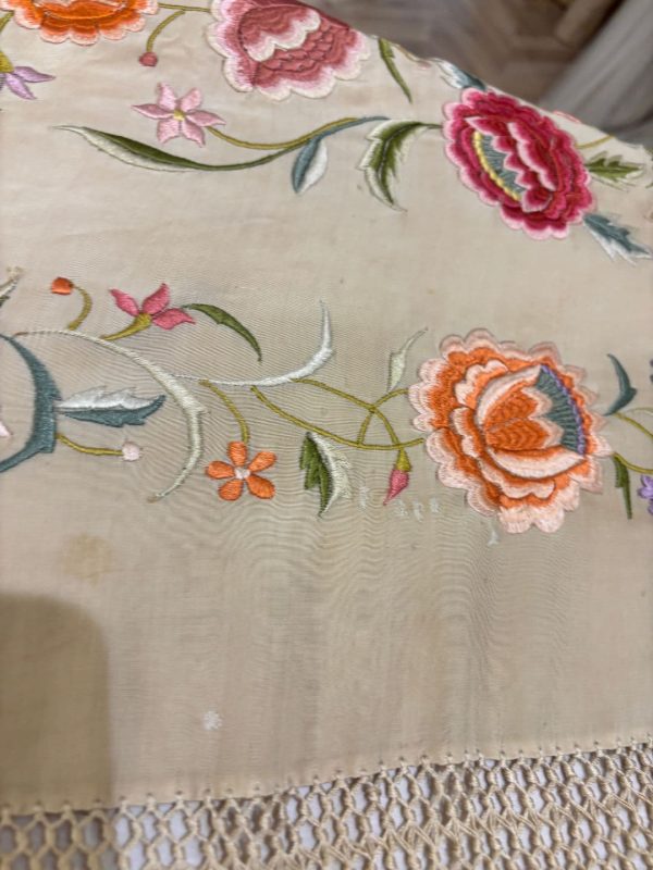 mantón beige con flores