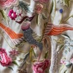 mantón antiguo bordado con flores y ave