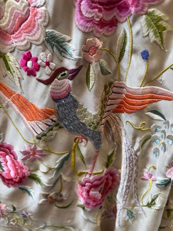 mantón antiguo bordado con flores y ave