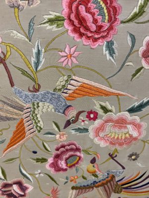 mantón antiguo bordado con flores y ave