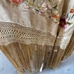 mantón antiguo bordado con flores y ave