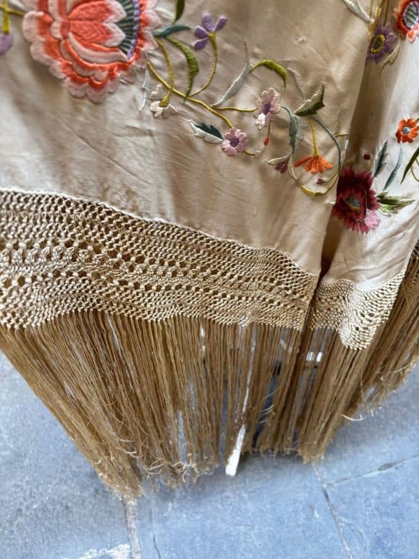 mantón antiguo bordado con flores y ave