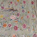 mantón antiguo bordado con flores y ave